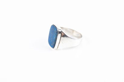 Ring silver holding a plate of lapis lazuli....