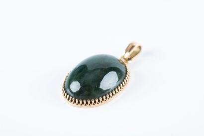 Yellow gold pendant holding a green chalcedony....
