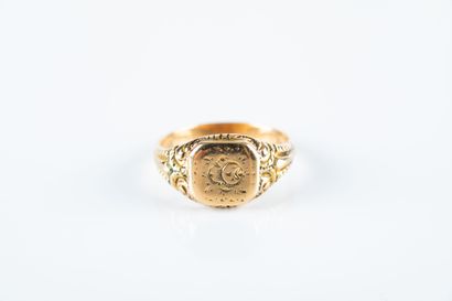 Chevalière in yellow gold, square plate and...