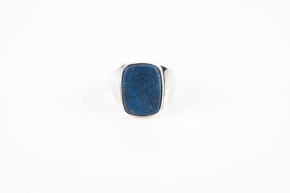 Ring silver holding a plate of lapis lazuli....