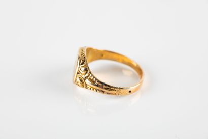Chevalière in yellow gold, square plate and...