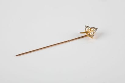 Pin in yellow gold representing foliage set...
