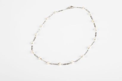 Chain in platinum punctuated with probably...