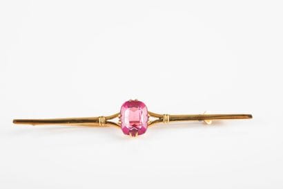 Brooch barrette in yellow gold centered with...
