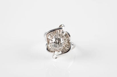 Beautiful white gold ring set with a brilliant-cut...