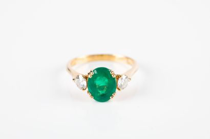 Yellow gold ring set with an oval emerald...