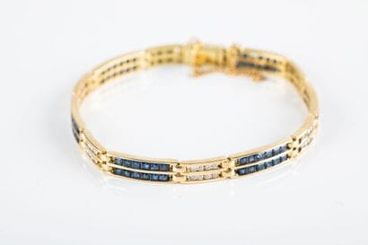 Yellow gold bracelet with rectangular articulated...