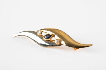 Yellow and white gold brooch forming two...