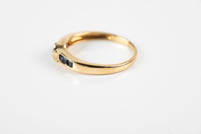 Yellow gold ring, holding in its center a...