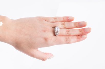 White gold ring, decorated with three daisy-shaped...