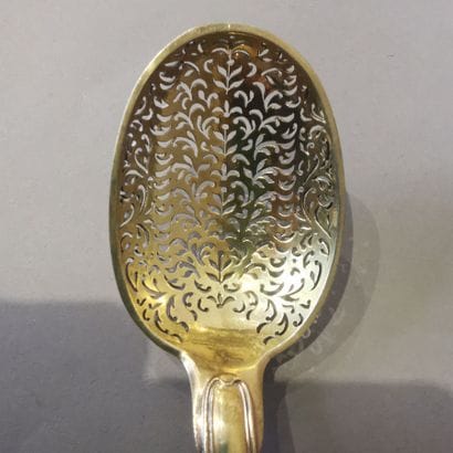 Gilded silver SAUPOUDREUSE OR OLIVE SPOON....