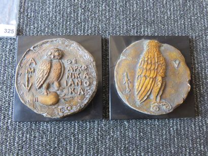Medallions - Set of 2 bronze-look resin reproductions...