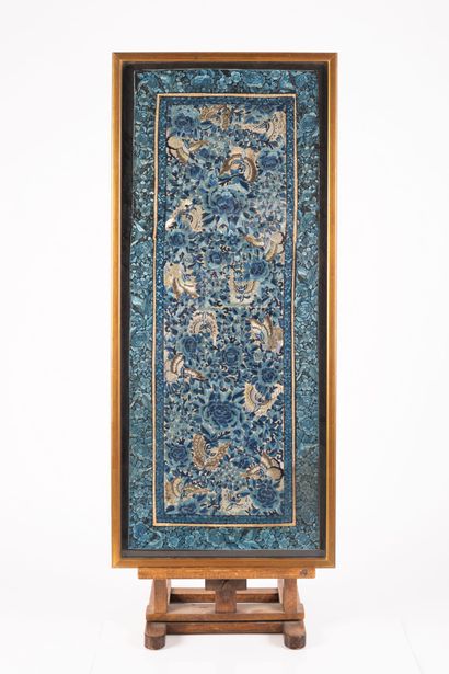 CHINE
Panneau en broderie de soie à décor...