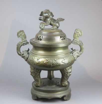 CHINE - Vers 1900
Deux brûles-parfum tripode...