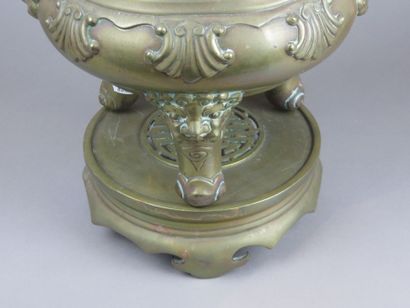 CHINE - Vers 1900
Deux brûles-parfum tripode...