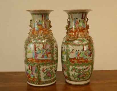 CHINE, Canton - XIXe siècle
Paire de vases...