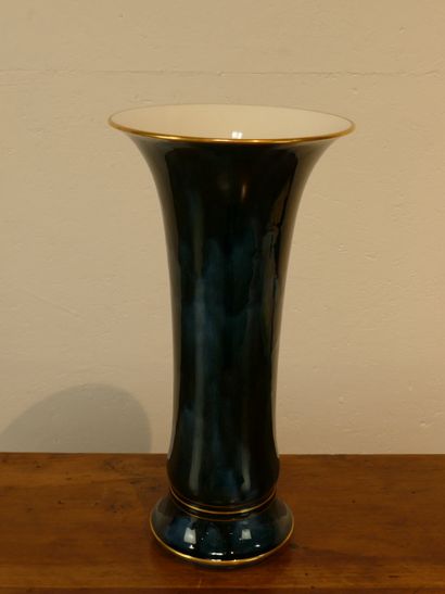 SEVRES
Vase en porcelaine bleu spongieux...