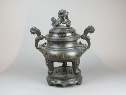 INDOCHINE - Vers 1900
Brûle-parfum tripode...