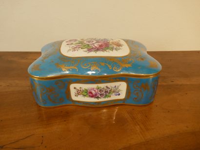 Boite en porcelaine polychrome et dorée....