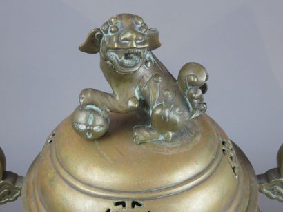 CHINE - Vers 1900
Deux brûles-parfum tripode...