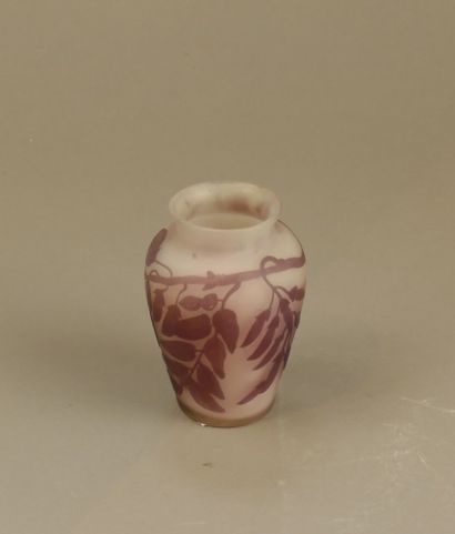 GALLE
Petit vase en verre à décor en violet...