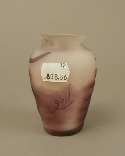 GALLE
Petit vase en verre à décor en violet...
