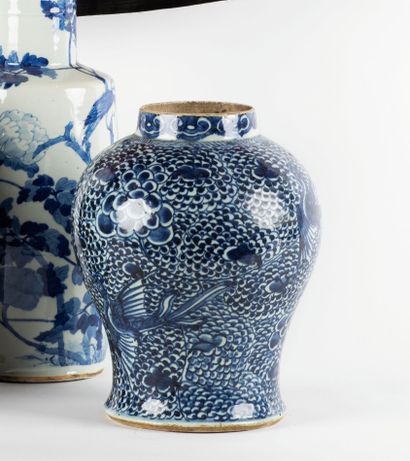 CHINE - XIXe siècle
Potiche balustre en porcelaine...