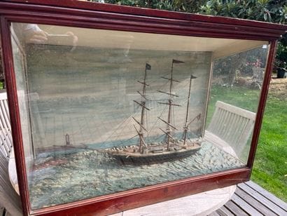 Diorama sous vitrine. Trois-mâts goélette...