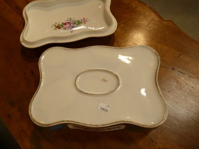Boite en porcelaine polychrome et dorée....