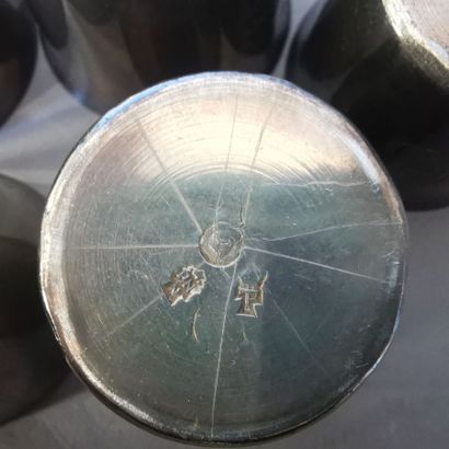 SERIE DE CINQ GOBELETS A LIQUEUR en argent....