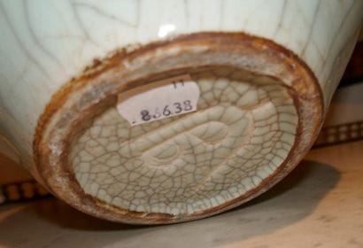 Paire de vases de forme bouteille en porcelaine...