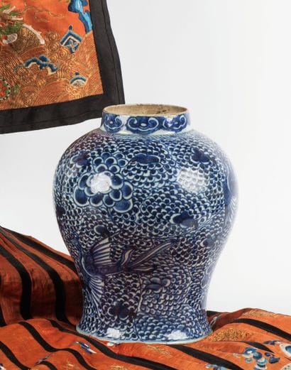 CHINE - XIXe siècle
Potiche balustre en porcelaine...