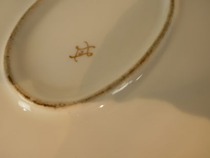 Boite en porcelaine polychrome et dorée....