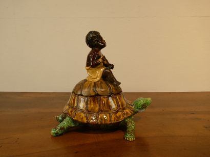 Boite couverte en céramique polychrome figurant...