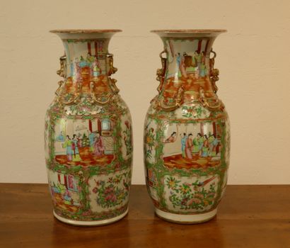 CHINE, Canton - XIXe siècle
Paire de vases...