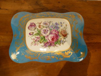 Boite en porcelaine polychrome et dorée....