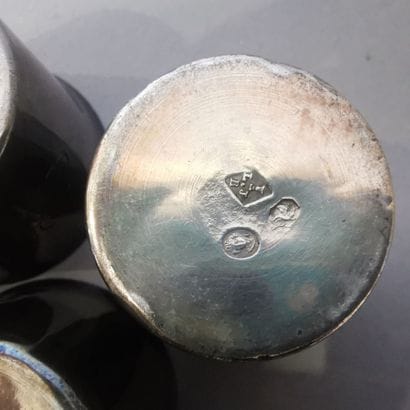 SERIE DE CINQ GOBELETS A LIQUEUR en argent....