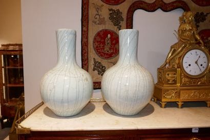 Paire de vases de forme bouteille en porcelaine...