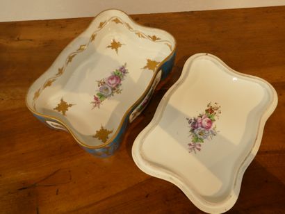 Boite en porcelaine polychrome et dorée....