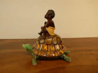 Boite couverte en céramique polychrome figurant...