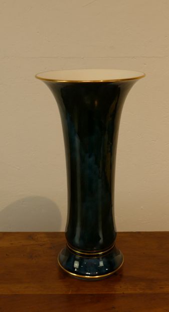 SEVRES
Vase en porcelaine bleu spongieux...