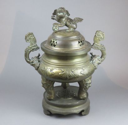 CHINE - Vers 1900
Deux brûles-parfum tripode...