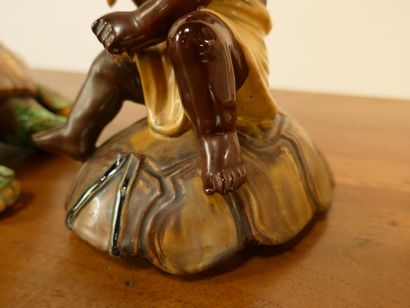 Boite couverte en céramique polychrome figurant...