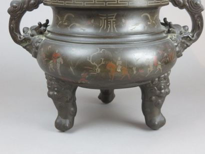 INDOCHINE - Vers 1900
Brûle-parfum tripode...