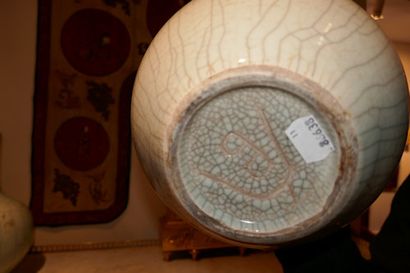 Paire de vases de forme bouteille en porcelaine...