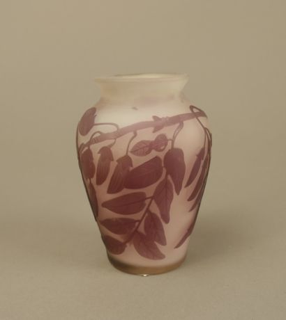 GALLE
Petit vase en verre à décor en violet...