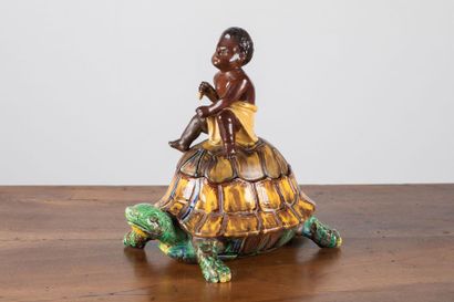 Boite couverte en céramique polychrome figurant...
