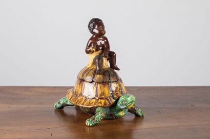 Boite couverte en céramique polychrome figurant...