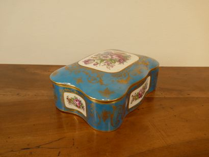 Boite en porcelaine polychrome et dorée....