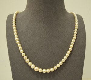 Collier de perles en chute fermoir et chainette...